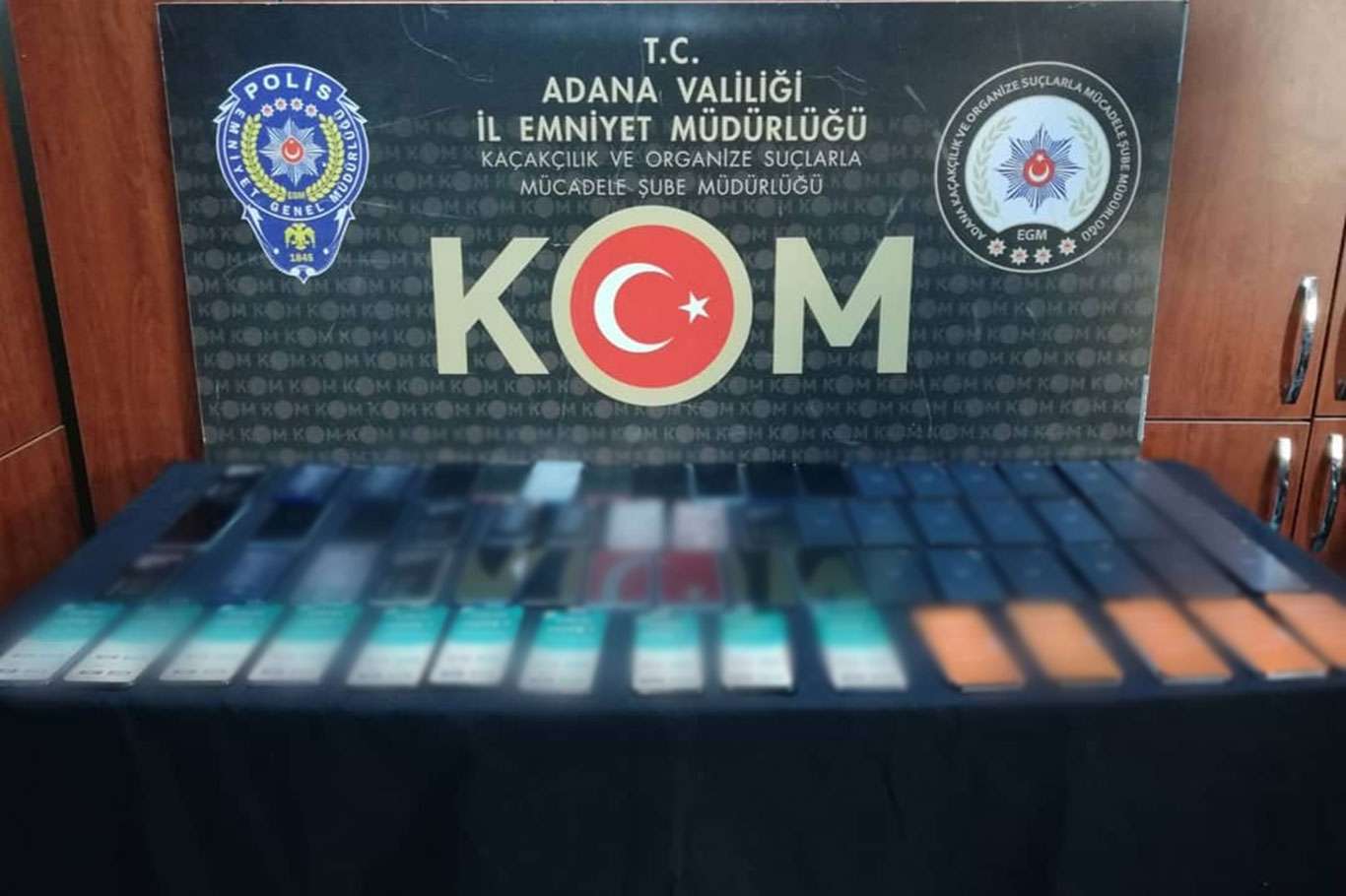 Adana'da gümrük kaçağı cep telefonları ele geçirildi
